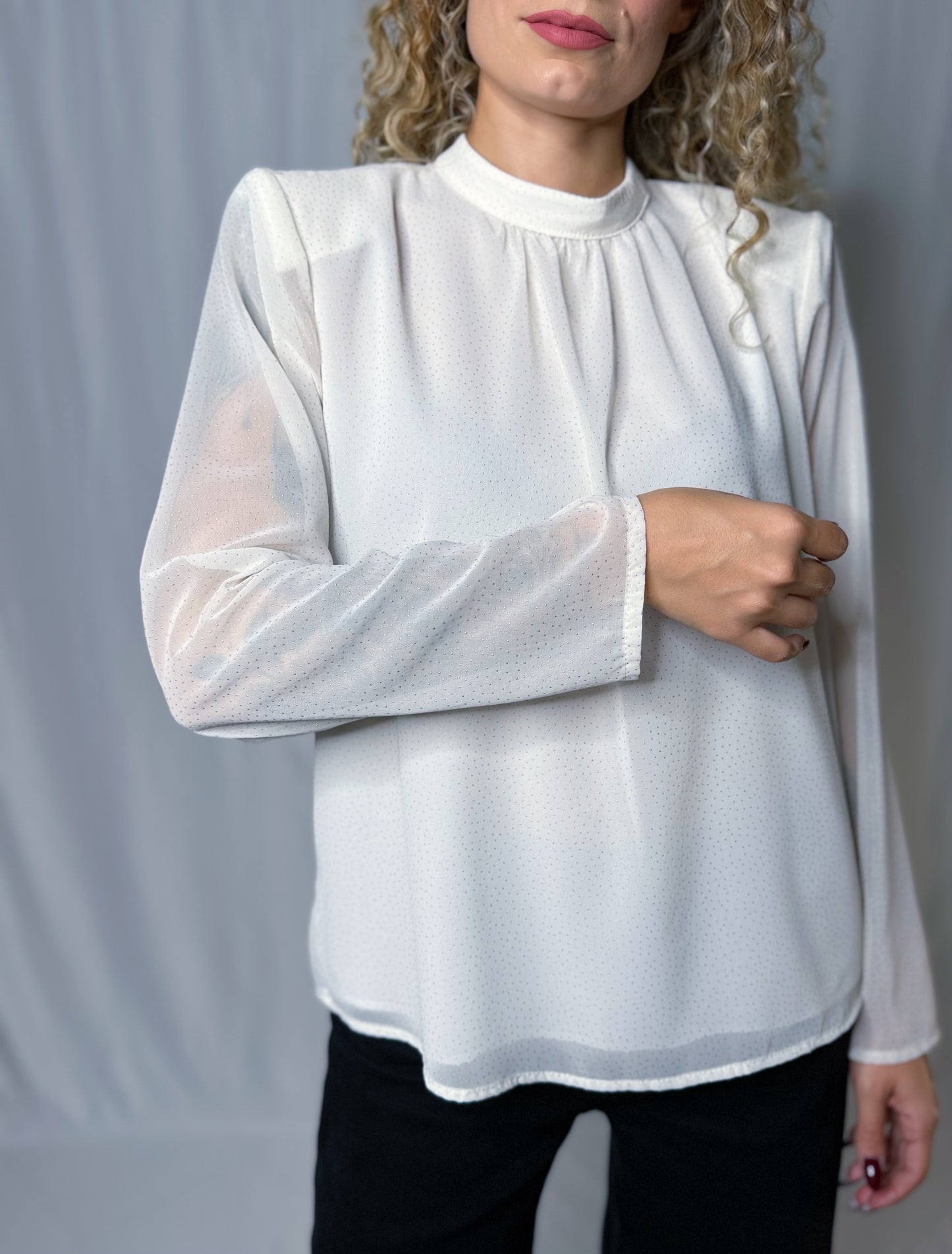 blusa bianca con micro strass oro