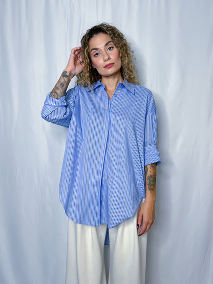 camicia azzurra a righe over