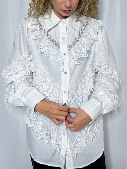 camicia bianca con pizzo e strass gioiello