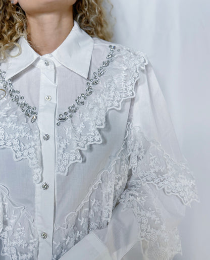 camicia bianca con pizzo e strass gioiello