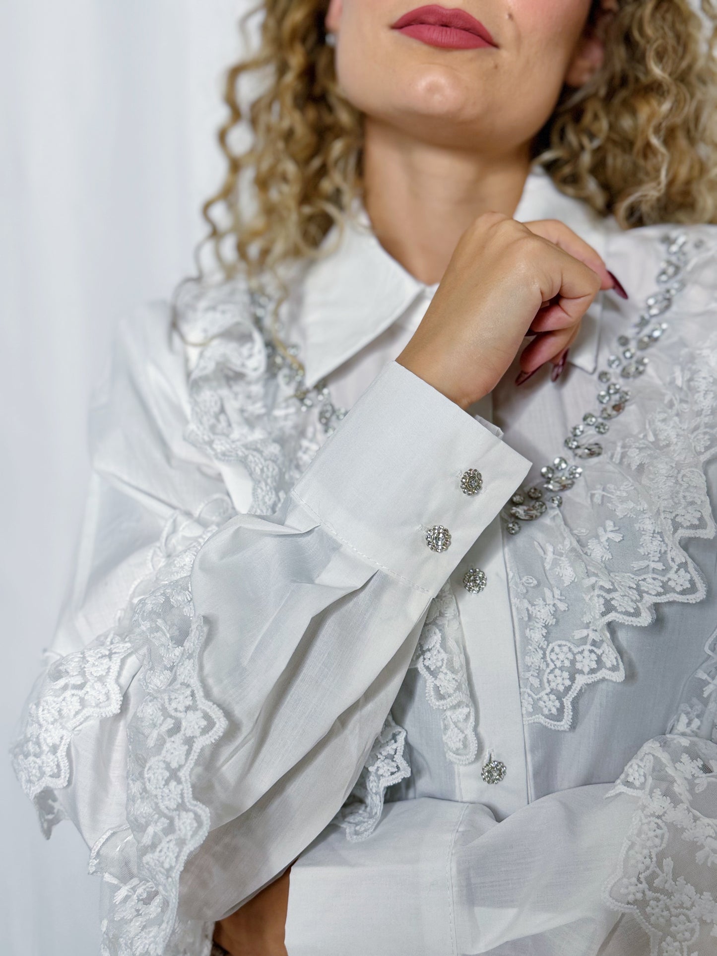 camicia bianca con pizzo e strass gioiello