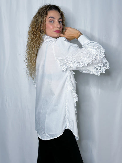 camicia bianca con pizzo e strass gioiello