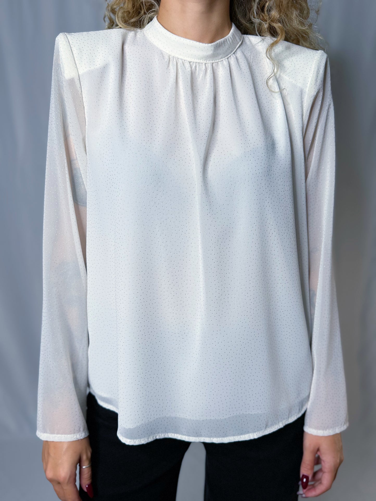 blusa bianca con micro strass oro